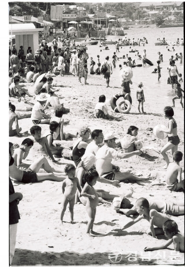1970년대 초반으로 추정되는 사진. 시민들이 가포 해수욕장을 찾아 즐겁게 한때를 보내고 있다.