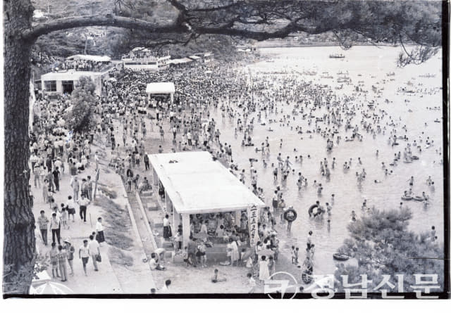 1960년대 말로 추정하는 가포 해수욕장의 여름 모습. 물 반 사람 반이라는 말에 들어맞는다.