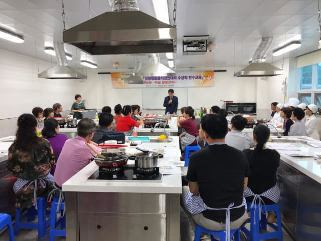 19일, 농업기술센터에서 창녕향토음식 경연대회 수상작 전수교육을 하고 있다.