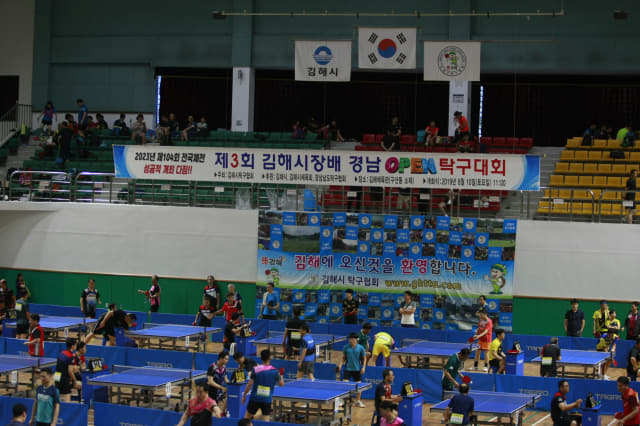 김해시장배 경남오픈 탁구대회에서 참가자들이 경기를 펼치고 있다./김해시체육회/
