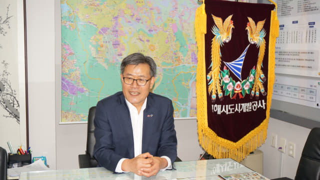 장선근 김해시도시개발공사 사장이 지난 8일 자신의 사무실에서 경영 목표와 비전을 밝히고 있다.