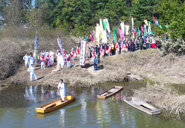 20일, 이방면 장재마을에서 열린 제8회 우포늪 풍어제에서 풍어를 기원하는 배 고사 출어길 놀이가 진행되고 있다.