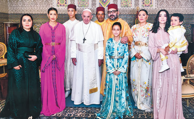 해안가에 세워진 모로코 국왕가족의 사진.