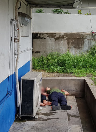 6일 오전 창원 합성동 마산시외버스터미널 하차장에서 술에 취한 채 자고 있는 주취자들.