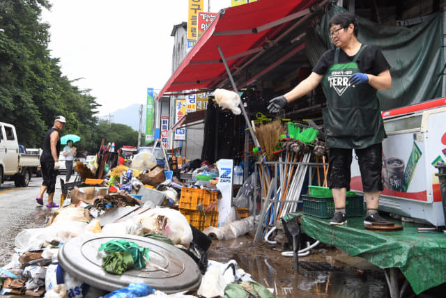 9일 오후 하동군 화개장터 인근 상가에서 한 상인이 집중호우로 침수된 물품을 정리하고 있다./김승권 기자/