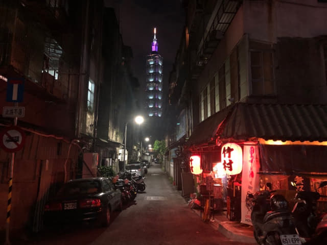 타이베이의 골목 사이로 보이는 랜드마크 101타워.