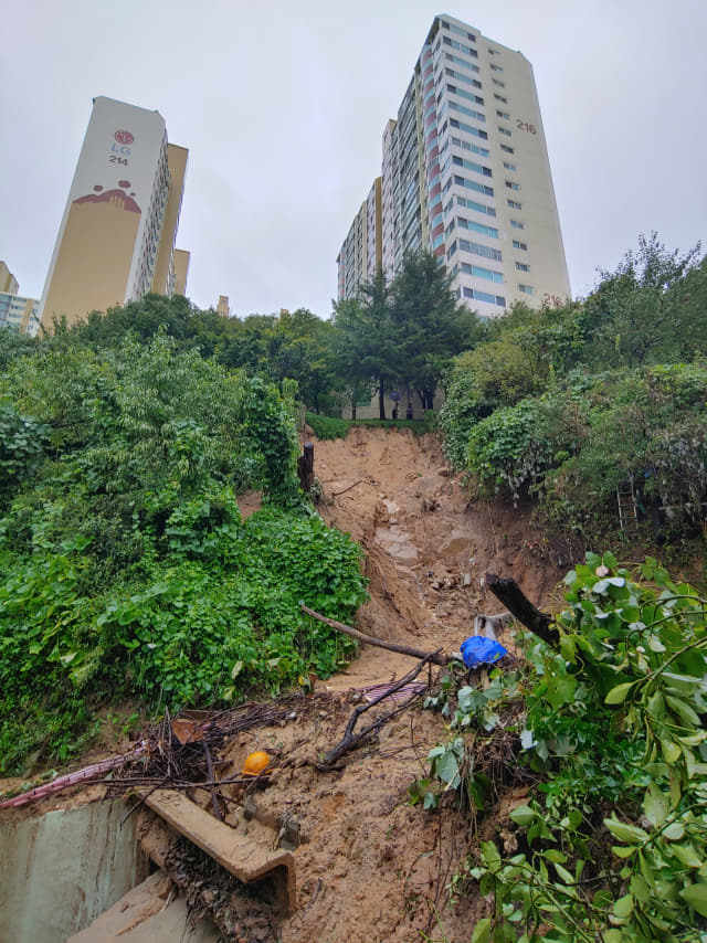 7일 오전 제10호 태풍 하이선이 지나간 부산 부산진구에서 산사태가 발생해 인근 주택을 덮친 모습. 연합뉴스