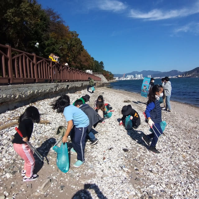 마산 돝섬 해안에서 쓰레기 수거 활동을 하고 있는 모습.