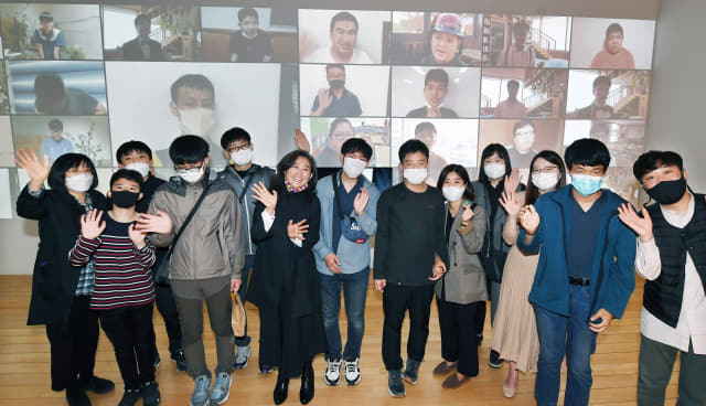 김지영 비컴프렌즈 대표가 도립미술관 ‘별유천지’전 앞에서 발달장애 아이들과 함께 기념촬영을 하고 있다.