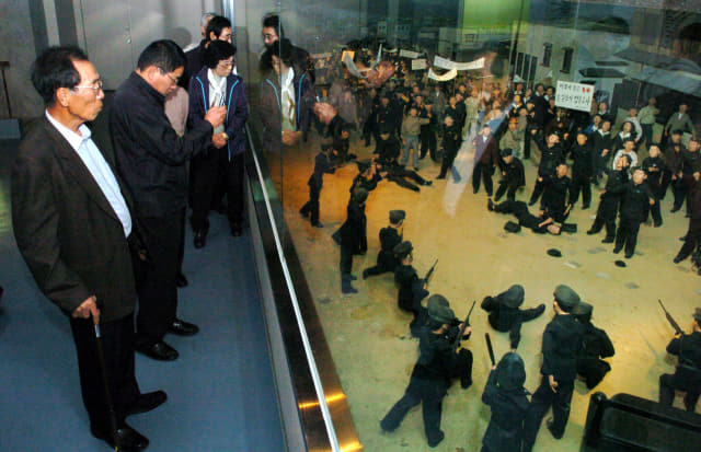 지난 2007년 10월 20일 오후 마산 국립3·15민주묘지를 방문한 5·18민주화운동부상자회 회원들이 기념관을 관람하고 있다./경남신문DB/