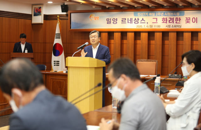 박일호 밀양시장이 임기 후반기를 맞아 지난 7월 시정 방향을 밝히고 있다./밀양시/
