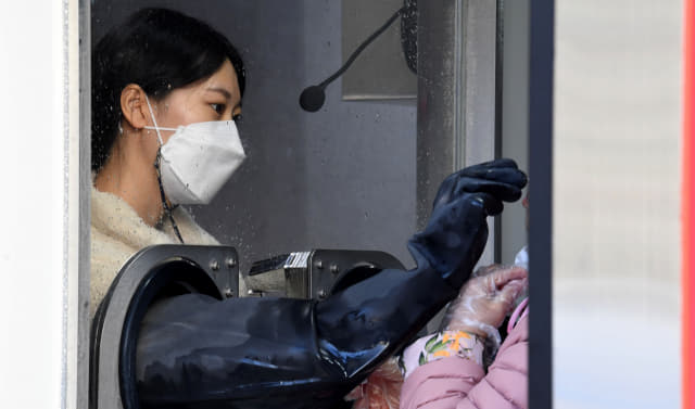 창원시보건소 선별진료소에서 한 의료진이 검체 채취를 하고 있다./경남신문 자료사진/