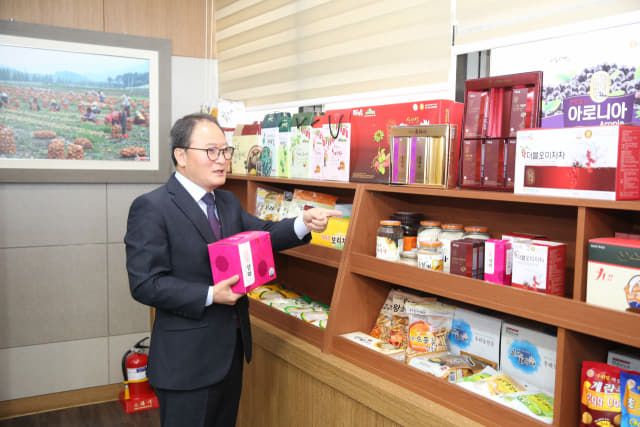 함양농협 강선욱 조합장이 가공사업소에서 지역 농산물로 만든 제품들에 대해 설명하고 있다.