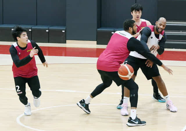 창원 LG 세이커스 선수들이 17일 오후 창원실내체육관 내 훈련장에서 전술 훈련을 하고 있다./김승권 기자/