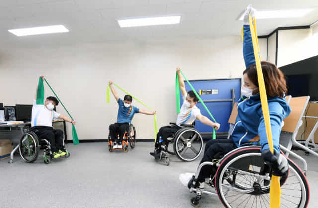 창원시 휠체어컬링팀 선수들이 창원종합운동장 내 장애인체육회에서 세라밴드 체력훈련을 하고 있다.