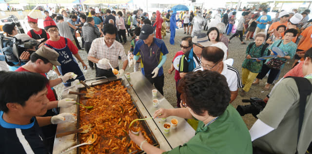 춘천 닭갈비축제에 참석한 시민들이 100인분 닭갈비 만들기에 도전하고 있다.