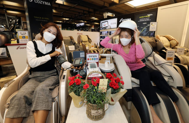 서울 이마트 영등포점에서 모델들이 건강 가전 할인전 행사를 소개하고 있다. 이마트는 12일까지 안마기, 척추의료기 등 할인 행사에 나선다./이마트/