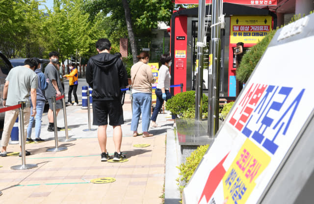 창원시보건소 선별진료소에서 시민들이 코로나19 검사를 기다리고 있다./경남신문 자료사진/