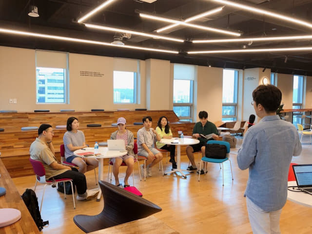 센터 내 청년창업자 네트워킹 공간인 ‘경남 스타트업캠퍼스’에서 참가자들이 토의를 하고 있다.