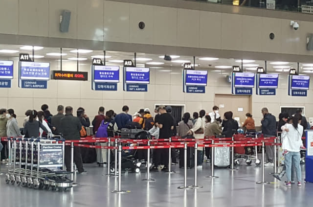 지난해 10월 15일 부산 김해공항에서 직원과 승객들이 국제선 이륙준비를 하고 있다./경남신문DB/