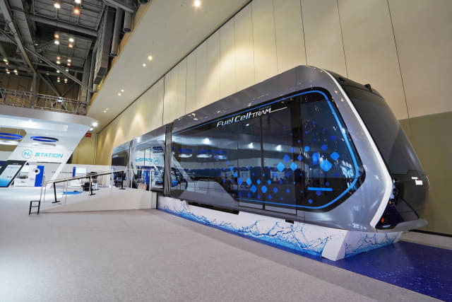 16일 부산 벡스코에서 열린 2021 부산국제철도기술산업전에 마련된 현대로템 전시관 전경(왼쪽)과 전시된 수소전기트램 콘셉트 차량./현대로템/