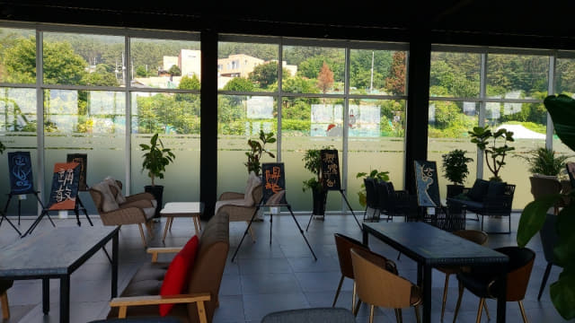 노태상 작가의 서각 작품이 창원 마산합포구 마로니에 카페서 전시되고 있다./창원 마로니에 카페/