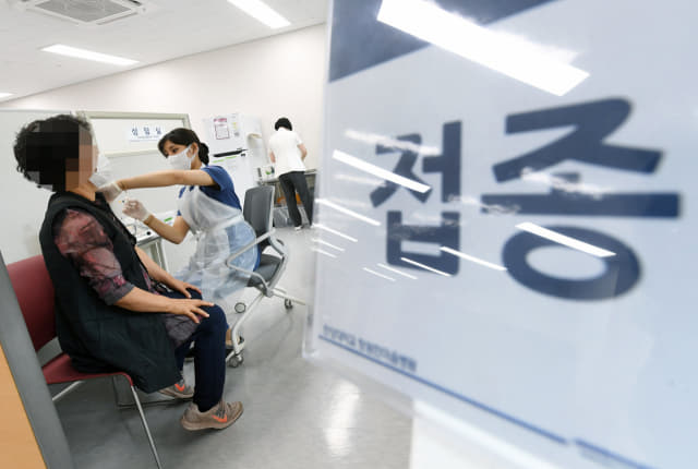 한양대학교 창원한마음병원 코로나19 백신접종센터에서 접종대상자가 백신을 맞고 있다./경남신문 자료사진/