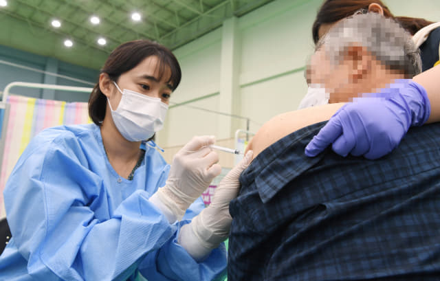 창원접종센터에서 한 시민이 화이자 백신을 맞고 있다./경남신문 자료사진/