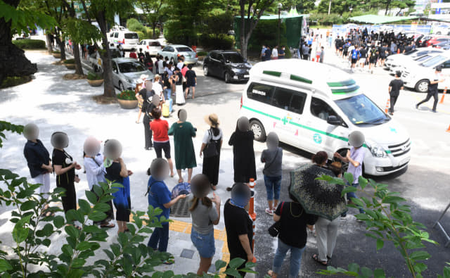 13일 오후 김해시 보건소 선별진료소에서 시민들이 코로나19 검사를 받기위해 차례를 기다리고 있다./김승권 기자/