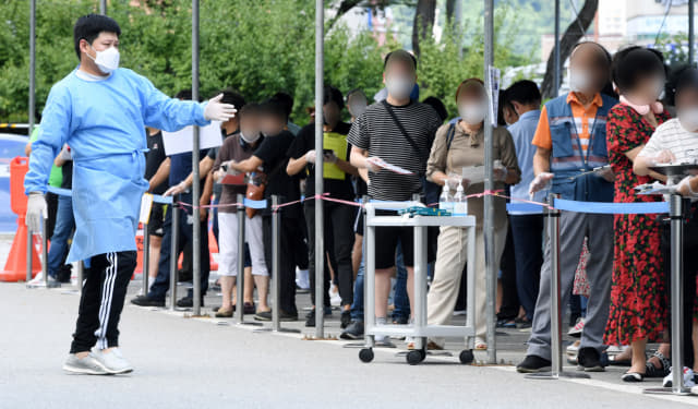 14일 오후 김해시 보건소 선별진료소에서 시민들이 코로나19 검사를 받기 위해줄지어 차례를 기다리고 있다./김승권 기자/