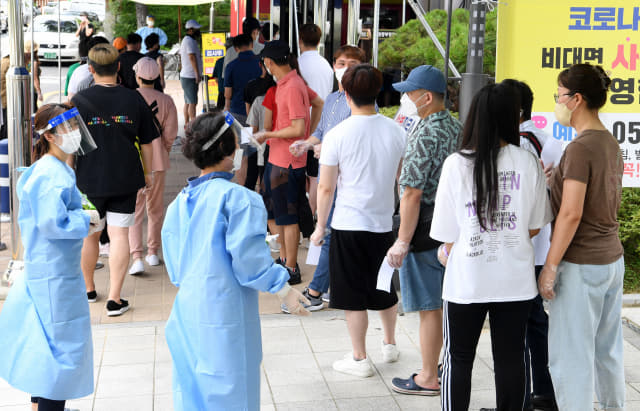18일 창원보건소 선별진료소에서 시민들이 코로나19 검사를 받기 위해 차례를 기다리고 있다./김승권 기자/