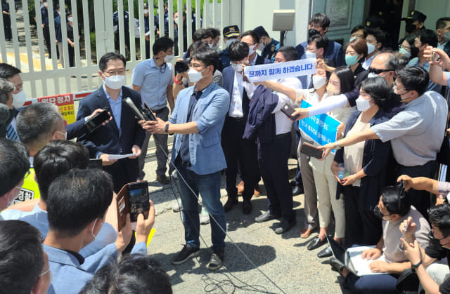 ‘드루킹 댓글 여론조작’ 사건으로 징역 2년을 확정 받은 김경수 전 경남지사가 26일 오후 창원교도소 앞에서 발언하고 있다./성승건 기자/
