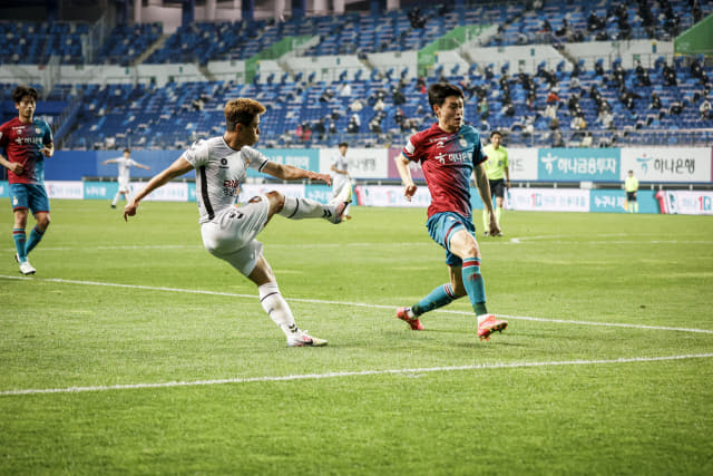 경남FC 백성동이 지난 6월 26일 대전과의 경기에서 슈팅을 하고 있다./경남FC/