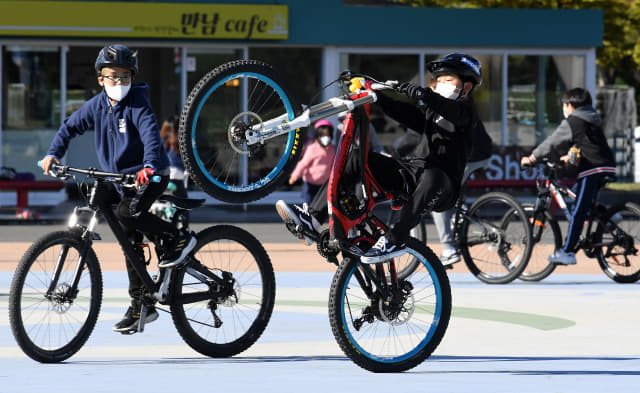 가을 기습 한파가 찾아온 17일 창원스포츠파크 내 만남의 광장에서 아이들이 자전거를 타며 즐거운 시간을 보내고 있다./성승건 기자/