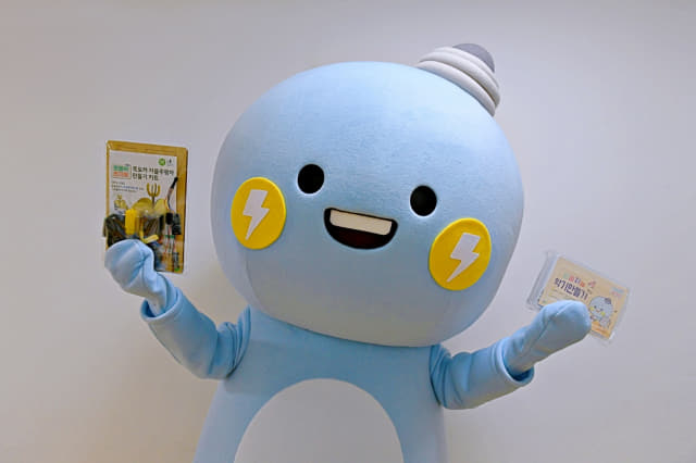 한국전기연구원 공식 캐릭터 꼬꼬마케리가 AI 과학키트를 들고 포즈를 취하고 있다./전기연/