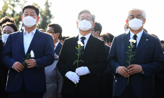 더불어민주당 이재명 대선 후보가 22일 오후 김해시 진영읍 봉하마을 노무현 전 대통령 묘역을 참배하고 있다./김승권 기자/