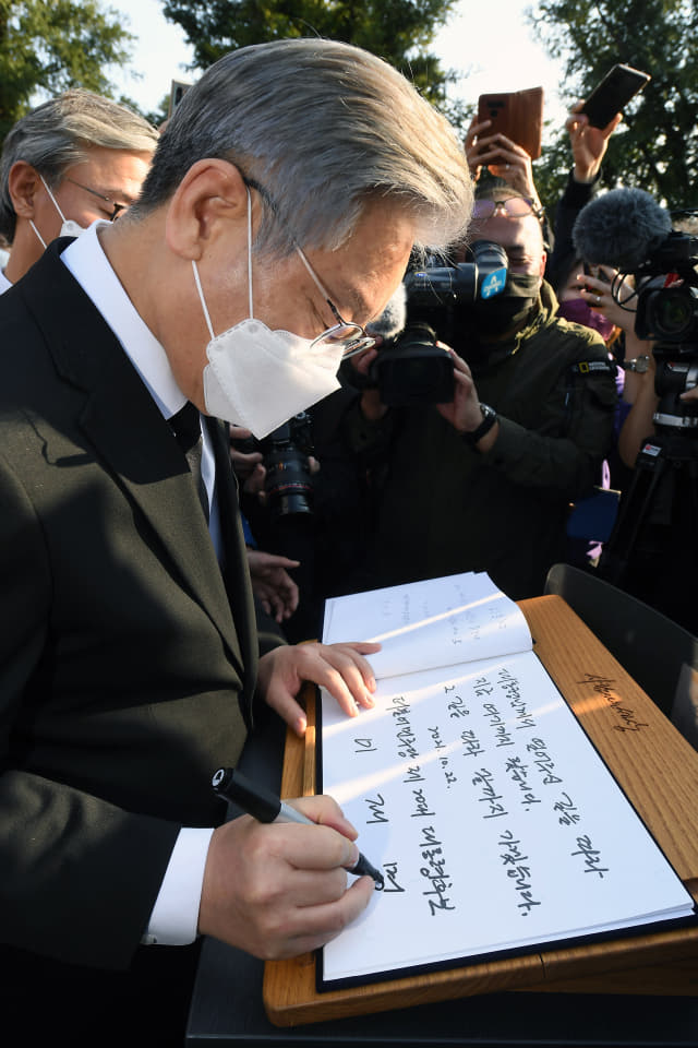 더불어민주당 이재명 대선 후보가 22일 오후 김해시 진영읍 봉하마을 노무현 전 대통령 묘역을 참배한 후 