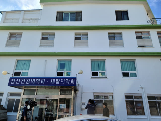 마산의 한 의료기관에서 121명의 코로나 19환자가 집단으로 감염됐다./성승건 기자