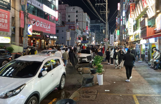 지난달 30일 밤 9시께 창원 상남동에 많은 시민들로 북적이고 있다./박준영 기자/
