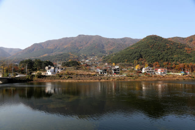 함안 상징 여항산과 봉성 저수지, 산, 호수, 계곡 등의 풍경이 그림같다./함안군청/