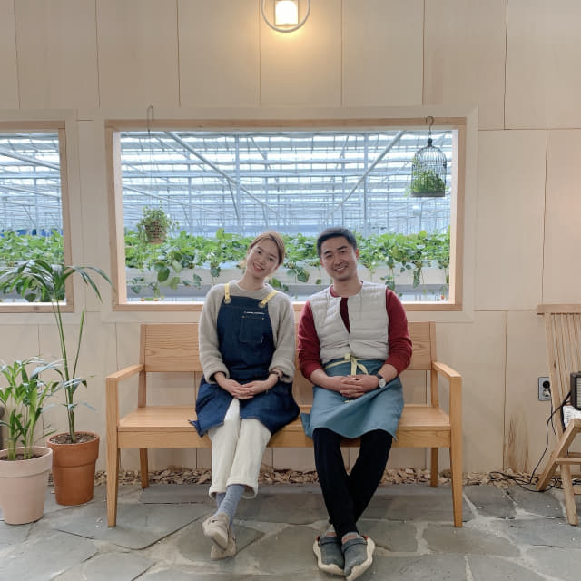 딸기 체험농장인 ‘주남농부더하기’를 운영 중인 김성은(오른쪽) 대표 부부./창원시/