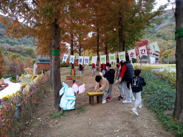 진주 ‘월아산 숲속의 진주’ 스탬프 랠리 이벤트인 ‘행복토끼를 찾아라’에 참여하고 있는 모습./진주시/