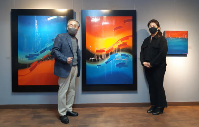 통영옻칠미술관 김성수(왼쪽) 관장과 이진숙 작가가 작품 앞에서 기념촬영을 하고 있다./주재옥 기자/