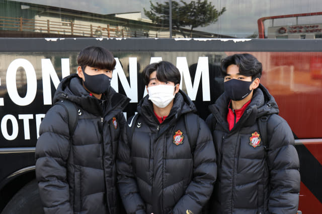 2022시즌에 영입된 이찬욱(왼쪽부터), 김태윤, 이준재가 훈련에 참가하면서 사진을 찍고 있다./경남FC/