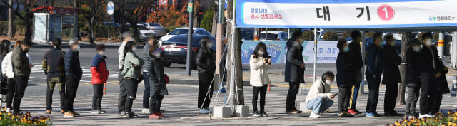 창원종합버스터미널 앞 마당에 마련된 임시선별검사소에서 시민들이 코로나19 검사를 받기 위해 기다리고 있다./경남신문 자료사진/