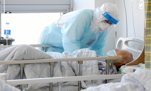 마산의료원 코로나19 51 병동에서 간호사가 환자의 건강상태를 체크하고 있다./경남신문 자료사진/