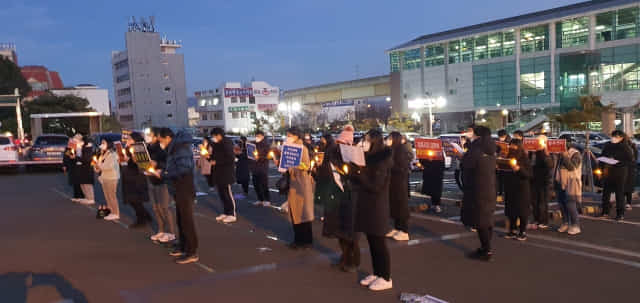 김해 안동 물류센터 반대 비상대책위원회가 지난 14일 저녁 시청 앞에서 물류센터 허가 규탄 집회를 갖고 있다.