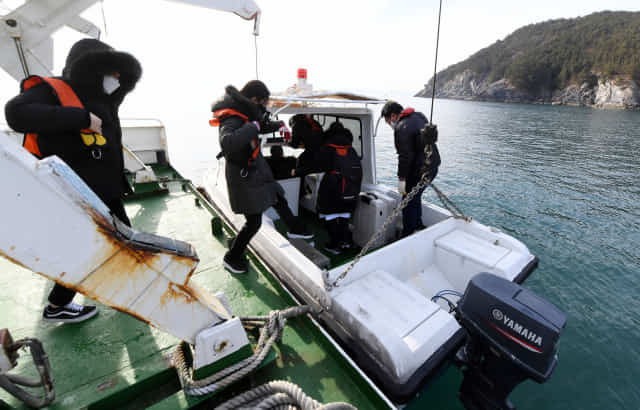A equipe médica transporta caminhões-tanque e equipamentos médicos cheios de medicamentos para um navio auxiliar.  / Repórter Seong-geon Seong /