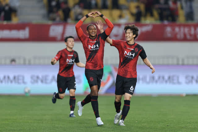 경남FC 에르난데스(가운데)가 지난 23일 서울이랜드FC와의 경기에서 득점 후 기뻐하고 있다./한국프로축구연맹/
