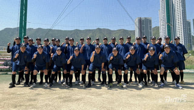양산 물금고 야구부 선수들이 NC 로고와 학교 로고가 담긴 훈련복을 입고 기념촬영을 하고 있다./NC다이노스/